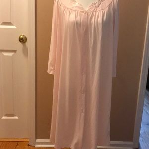 Robe size medium pretty pink.